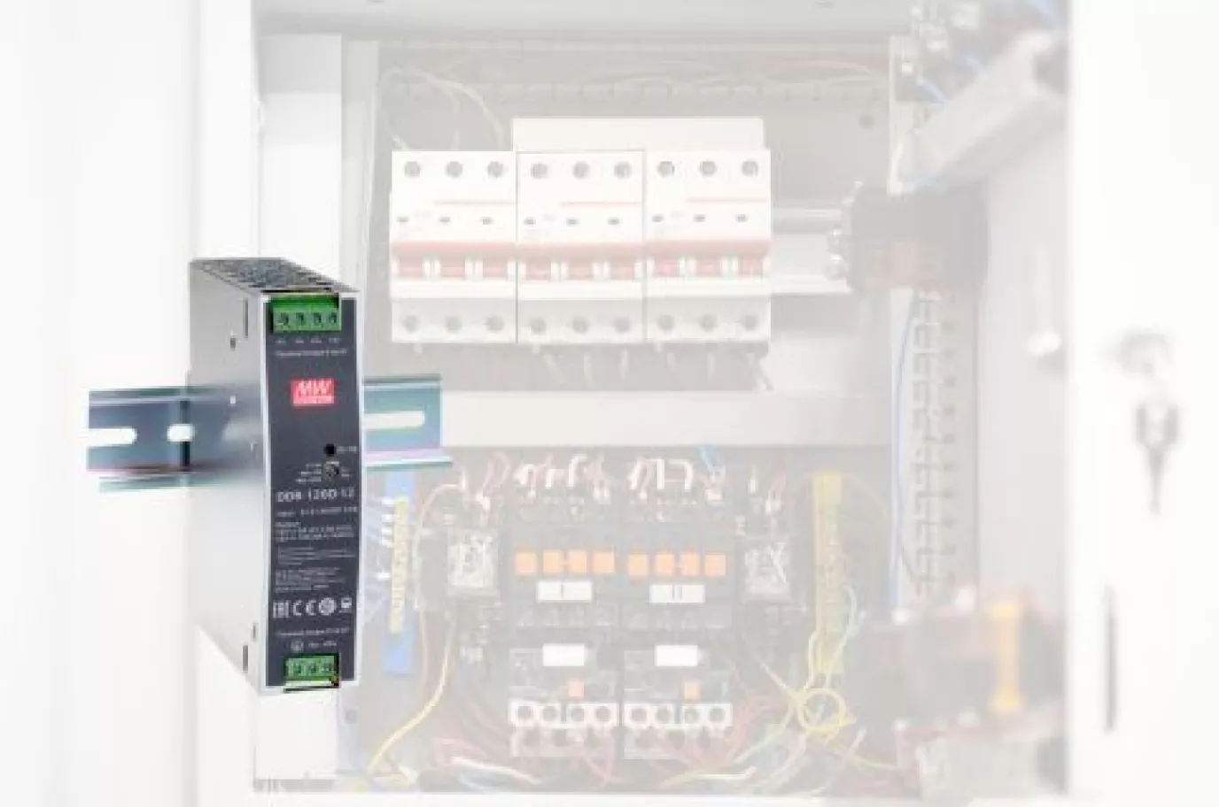 What Size Circuit Breaker should be used with the MEAN WELL DDR-120B-48?